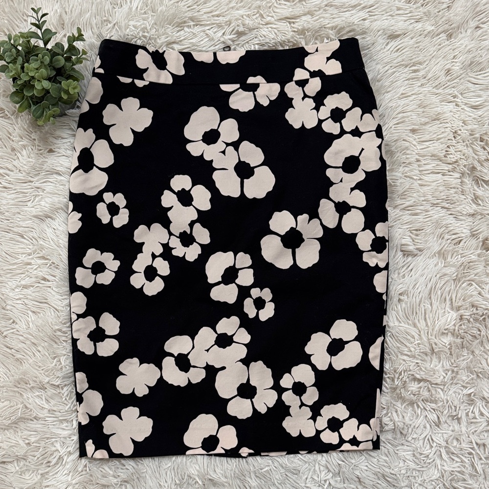 Loft Floral Pencil Skirt 💗  Black & Ivory - Picture 3 of 13